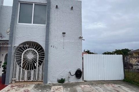 Townhouse in Hialeah, Florida 3 bedrooms, 121.14 sq.m. № 2390091