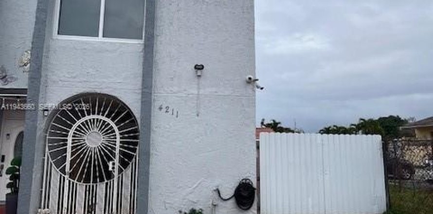 Townhouse in Hialeah, Florida 3 bedrooms, 121.14 sq.m. № 2390091