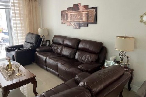 Townhouse in Hialeah, Florida 3 bedrooms, 121.14 sq.m. № 2390091 - photo 9