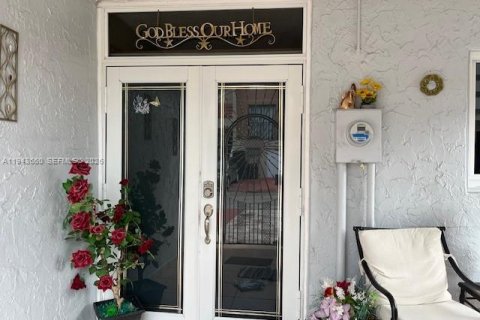 Townhouse in Hialeah, Florida 3 bedrooms, 121.14 sq.m. № 2390091 - photo 3