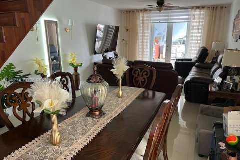 Townhouse in Hialeah, Florida 3 bedrooms, 121.14 sq.m. № 2390091 - photo 28