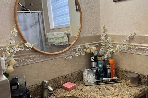 Townhouse in Hialeah, Florida 3 bedrooms, 121.14 sq.m. № 2390091 - photo 19