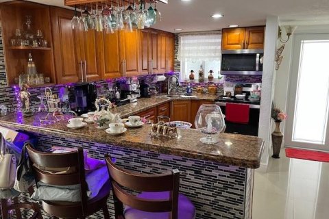 Townhouse in Hialeah, Florida 3 bedrooms, 121.14 sq.m. № 2390091 - photo 5