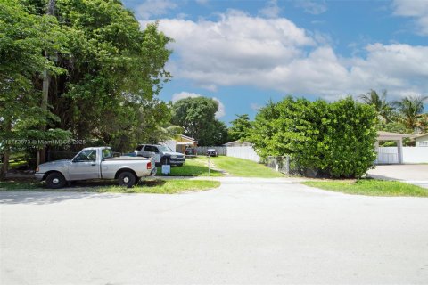 Купить земельный участок в Майами, Флорида № 1962797 - фото 9