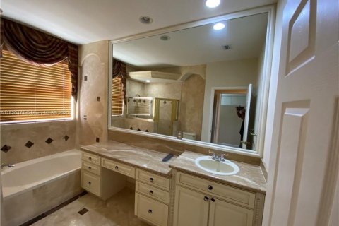 House in Miramar, Florida 3 bedrooms, 161.56 sq.m. № 1779176 - photo 18