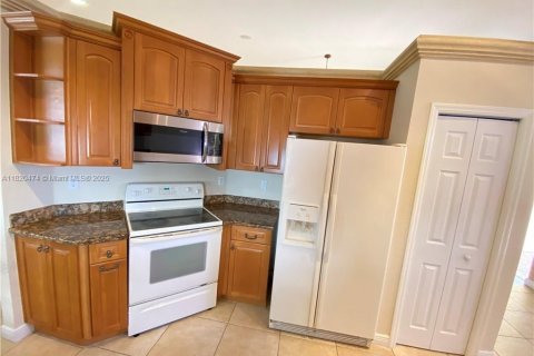 House in Miramar, Florida 3 bedrooms, 161.56 sq.m. № 1779176 - photo 14