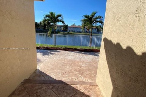 House in Miramar, Florida 3 bedrooms, 161.56 sq.m. № 1779176 - photo 28