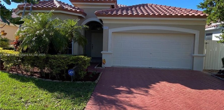 House in Miramar, Florida 3 bedrooms, 161.56 sq.m. № 1779176