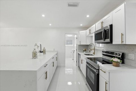 House in Cooper City, Florida 3 bedrooms, 135.82 sq.m. № 1891394 - photo 10
