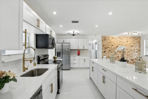 House in Cooper City, Florida 3 bedrooms, 135.82 sq.m. № 1891394 - photo 1