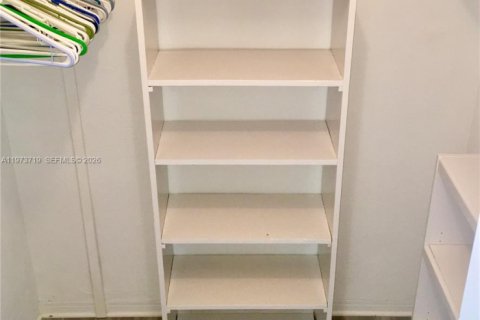 Condo in Hollywood, Florida, 1 bedroom  № 2036245 - photo 11