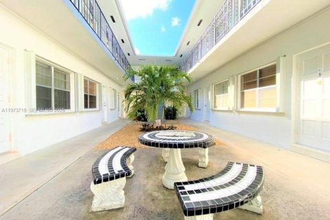 Condo in Hollywood, Florida, 1 bedroom  № 2036245 - photo 2