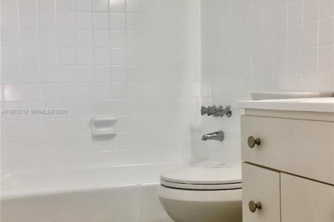 Condo in Hollywood, Florida, 1 bedroom  № 2036245 - photo 8