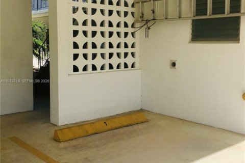 Condo in Hollywood, Florida, 1 bedroom  № 2036245 - photo 12