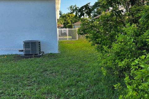 House in Miami, Florida 3 bedrooms, 149.76 sq.m. № 1890819 - photo 6