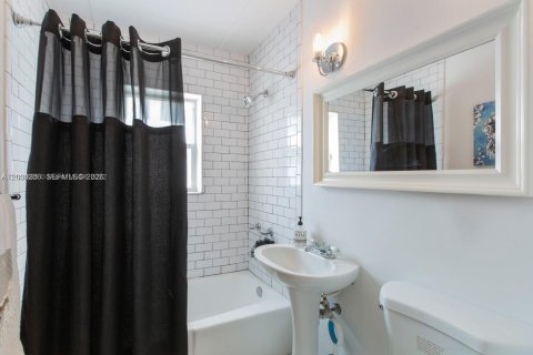 Villa ou maison à vendre à Miami, Floride: 2 chambres, 121.14 m2 № 2087007 - photo 13