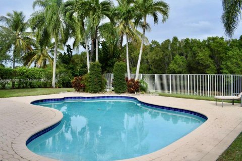 Снять в аренду виллу или дом в Уэстон, Флорида 4 спальни, 213.3м2, № 2036464 - фото 2