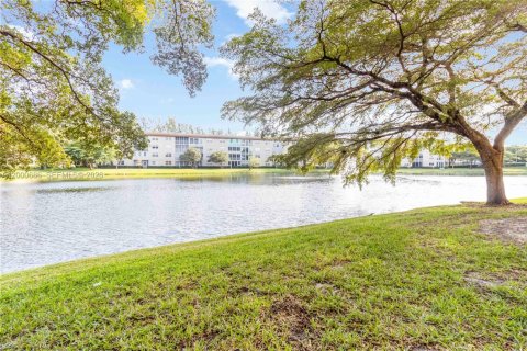 Condo in Coconut Creek, Florida, 2 bedrooms  № 2065470 - photo 2