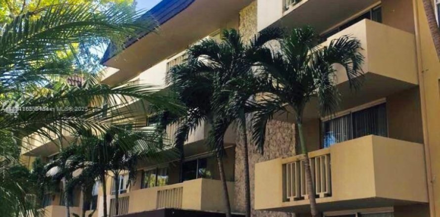 Condominio en North Miami, Florida, 1 dormitorio  № 2012243