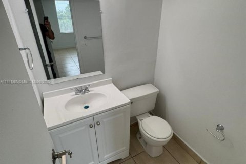 Condominio en alquiler en North Miami, Florida, 1 dormitorio, 66.33 m2 № 2012243 - foto 5