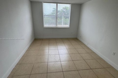 Condominio en alquiler en North Miami, Florida, 1 dormitorio, 66.33 m2 № 2012243 - foto 6