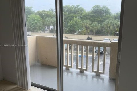 Condominio en alquiler en North Miami, Florida, 1 dormitorio, 66.33 m2 № 2012243 - foto 4