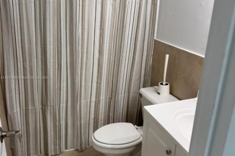 Condominio en alquiler en North Miami, Florida, 1 dormitorio, 66.33 m2 № 2012243 - foto 9