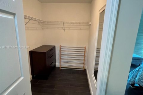 Condominio en alquiler en Miami, Florida, 3 dormitorios, 163.69 m2 № 2074927 - foto 19