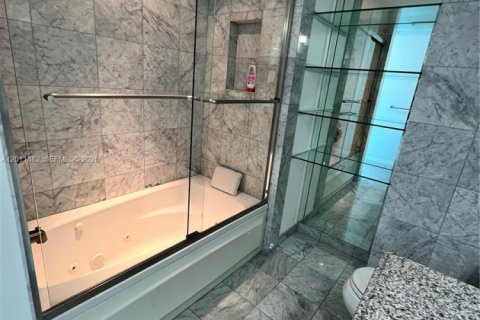 Condominio en alquiler en Miami, Florida, 3 dormitorios, 163.69 m2 № 2074927 - foto 17