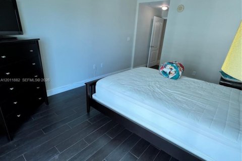 Condominio en alquiler en Miami, Florida, 3 dormitorios, 163.69 m2 № 2074927 - foto 24