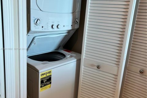 Condominio en alquiler en Miami, Florida, 3 dormitorios, 163.69 m2 № 2074927 - foto 29