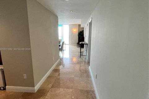 Condominio en alquiler en Miami, Florida, 3 dormitorios, 163.69 m2 № 2074927 - foto 10