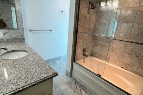 Condominio en alquiler en Miami, Florida, 3 dormitorios, 163.69 m2 № 2074927 - foto 18
