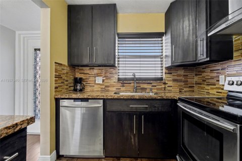 Купить кондоминиум в Маргит, Флорида 2 спальни, 73.39м2, № 1995595 - фото 3