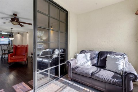 Купить кондоминиум в Маргит, Флорида 2 спальни, 73.39м2, № 1995595 - фото 17