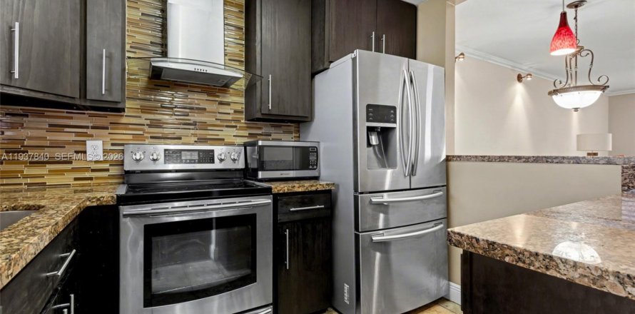 Кондоминиум с 2 спальнями в Маргит, Флорида № 1995595