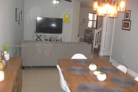 Townhouse in Miami, Florida 3 bedrooms, 165.18 sq.m. № 2004034 - photo 9