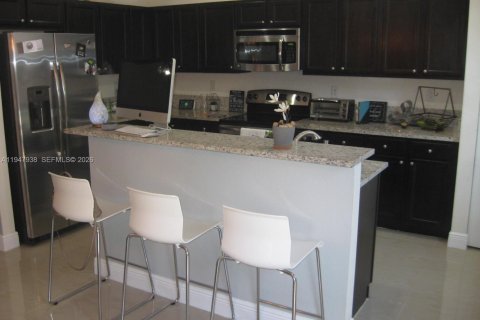 Townhouse in Miami, Florida 3 bedrooms, 165.18 sq.m. № 2004034 - photo 10