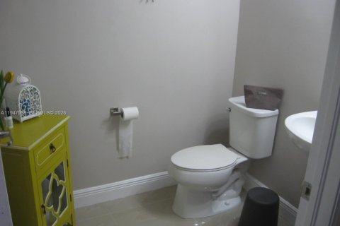 Townhouse in Miami, Florida 3 bedrooms, 165.18 sq.m. № 2004034 - photo 11