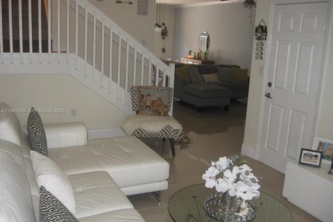 Townhouse in Miami, Florida 3 bedrooms, 165.18 sq.m. № 2004034 - photo 13