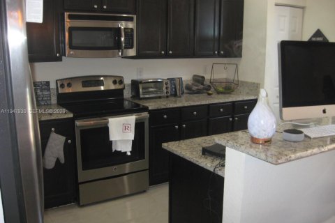 Townhouse in Miami, Florida 3 bedrooms, 165.18 sq.m. № 2004034 - photo 6