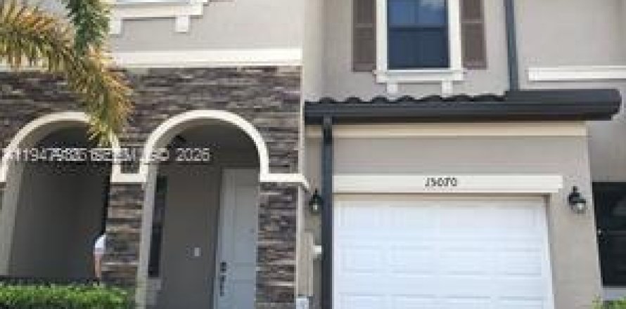 Townhouse in Miami, Florida 3 bedrooms, 165.18 sq.m. № 2004034