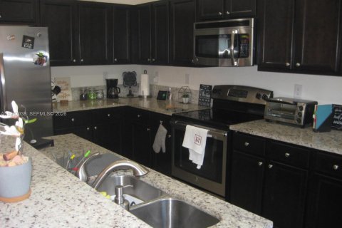Townhouse in Miami, Florida 3 bedrooms, 165.18 sq.m. № 2004034 - photo 7