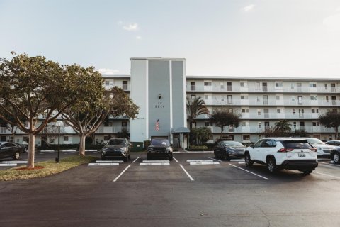 Condo in Pompano Beach, Florida, 2 bedrooms  № 1182461 - photo 1