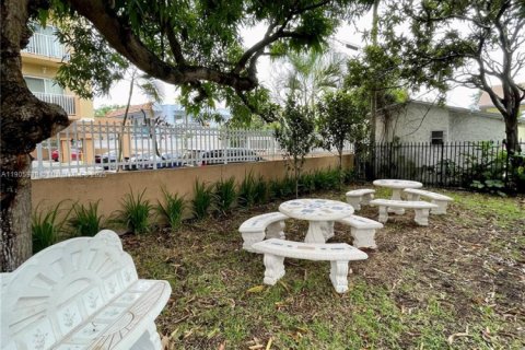 Снять в аренду квартиру в Майами, Флорида 2 спальни, 526.2м2, № 1957278 - фото 11