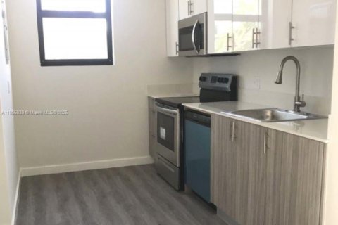 Снять в аренду квартиру в Майами, Флорида 2 спальни, 526.2м2, № 1957278 - фото 1