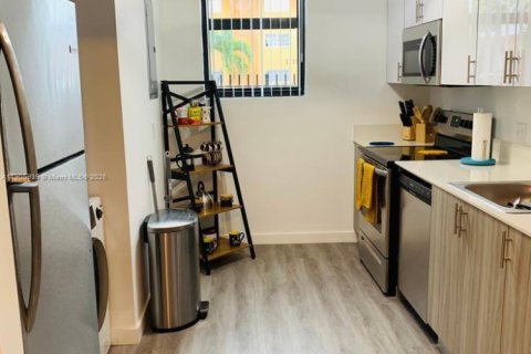 Снять в аренду квартиру в Майами, Флорида 2 спальни, 526.2м2, № 1957278 - фото 2