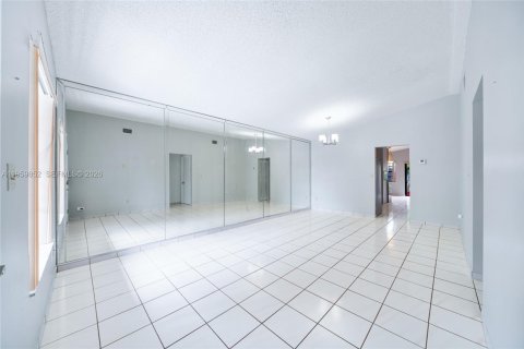 Villa ou maison à vendre à Hialeah, Floride: 3 chambres, 114.92 m2 № 2022100 - photo 2