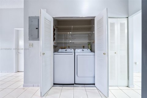 Villa ou maison à vendre à Hialeah, Floride: 3 chambres, 114.92 m2 № 2022100 - photo 15