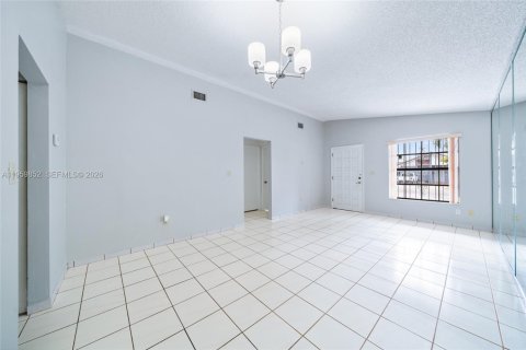 Villa ou maison à vendre à Hialeah, Floride: 3 chambres, 114.92 m2 № 2022100 - photo 3